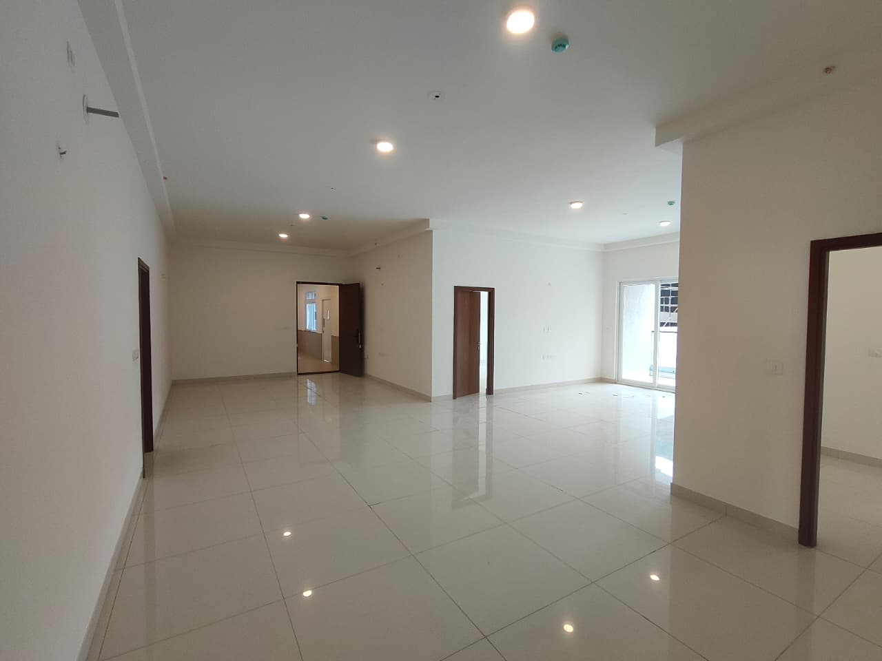 5th Floor 3BHK 2 car parking 2003 Sft West Facing Prestige Claire3mont